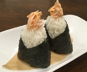 rice wrapped seaweed with salmon topped